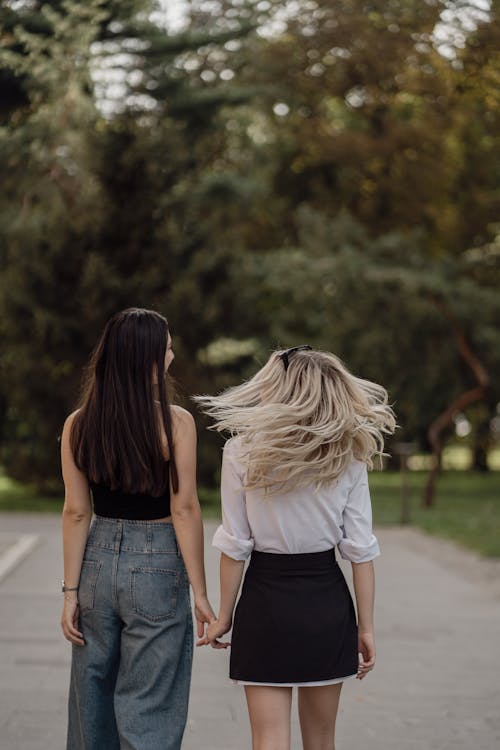 Fotobanka s bezplatnými fotkami na tému blond vlasy dievča, blondína, byť spolu