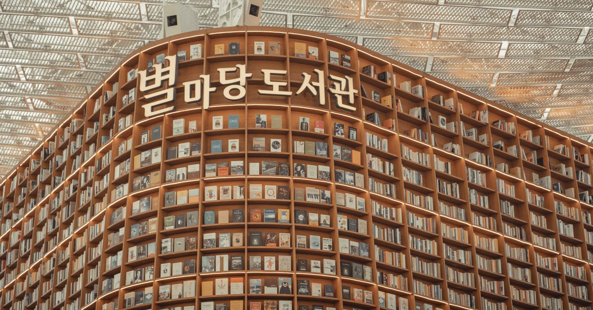 Explore the stunning bookshelf architecture at Starfield Library in Seoul, South Korea. visual (Photo: Line Knipst / Pexels)