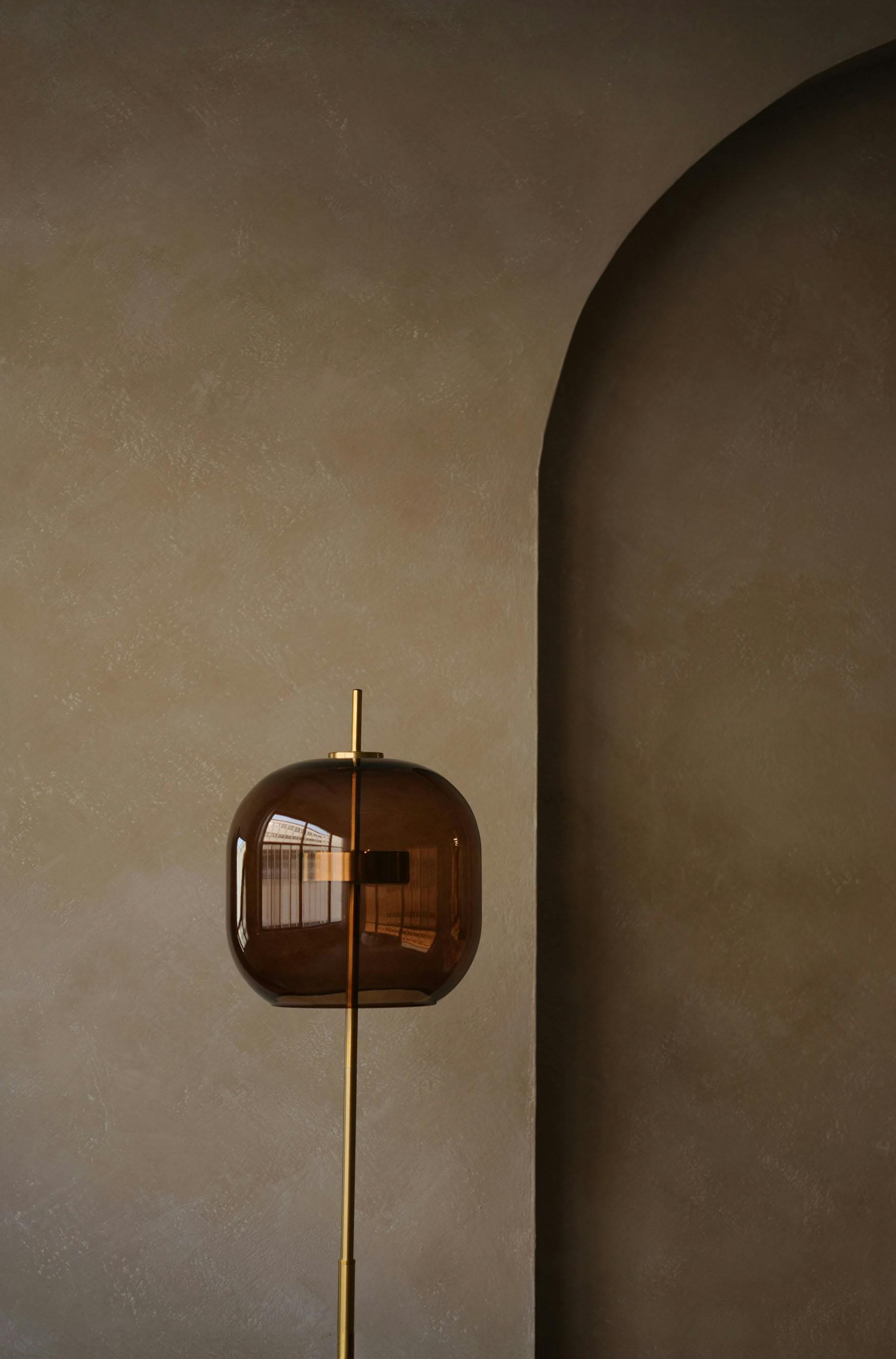 grátis Arco Caiado Marrom Com Luminária De Chão Em Vidro Foto profissional