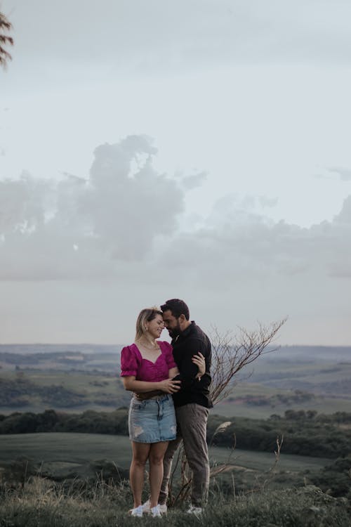 Foto profissional grátis de área, casal, colina