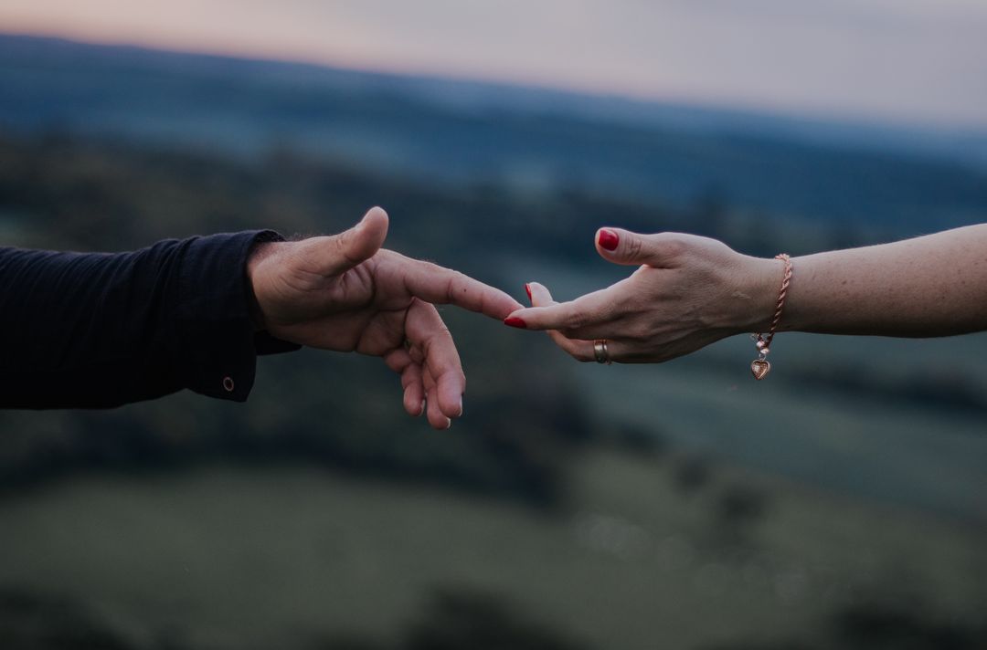 Online dating: starting a conversation on a niche platform