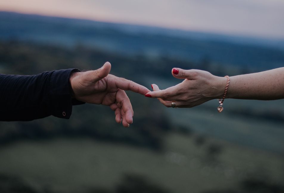 Online dating: starting a conversation on a niche platform