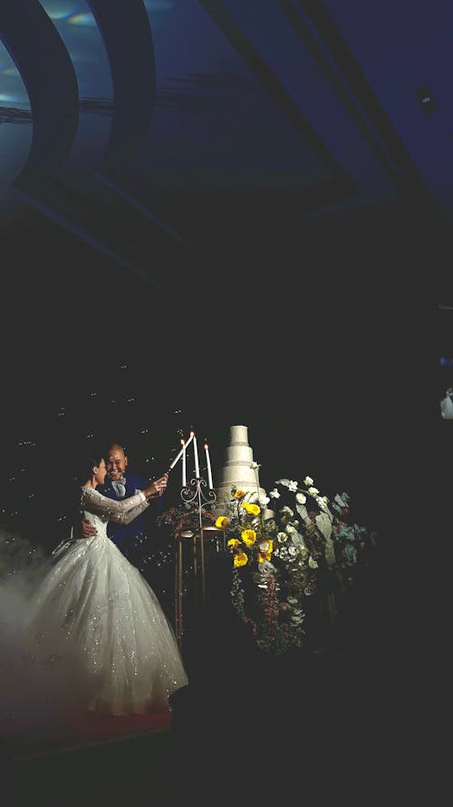 Бесплатное стоковое фото с свадебная пара, свадебная церемония, Свадебный торт