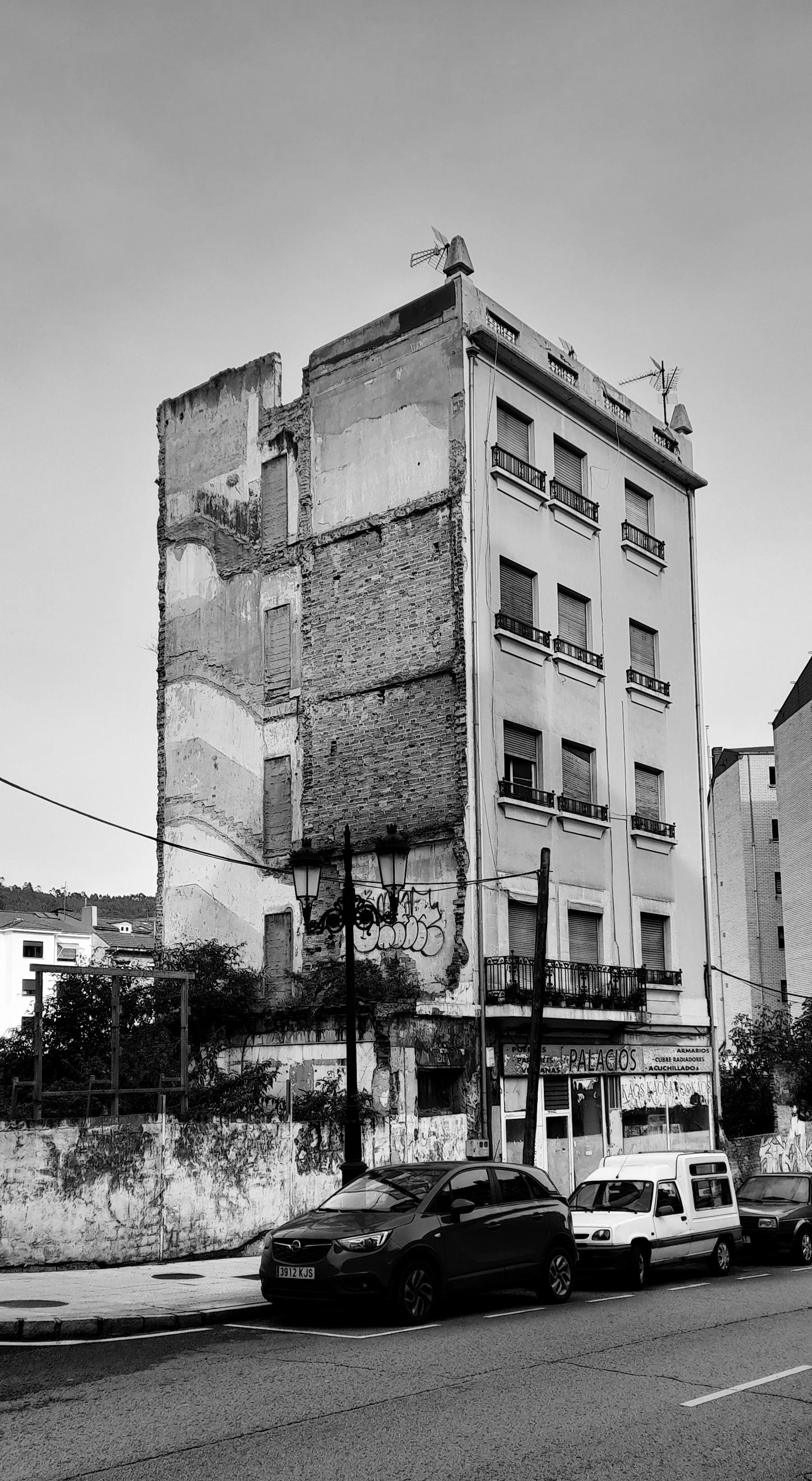 Black and white photo of an old urban building in Oviedo showcasing urban decay.