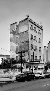 Black and white photo of an old urban building in Oviedo showcasing urban decay.