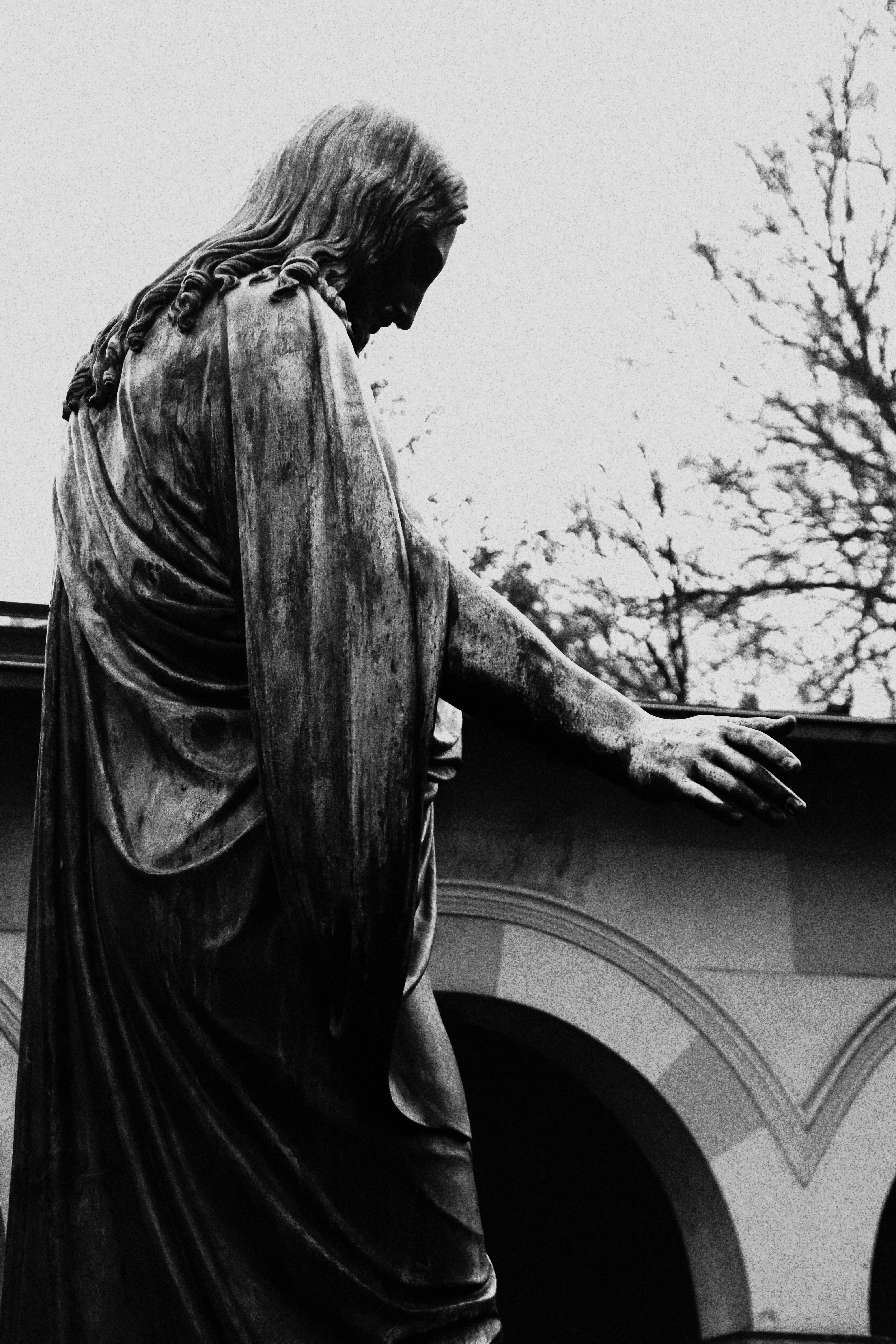 Statue of Jesus Christ in Black and White · Free Stock Photo