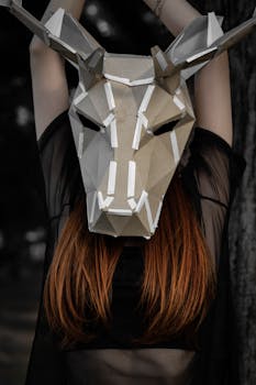 一名女子在现代环境中戴着几何鹿面具，将神秘与艺术融为一体