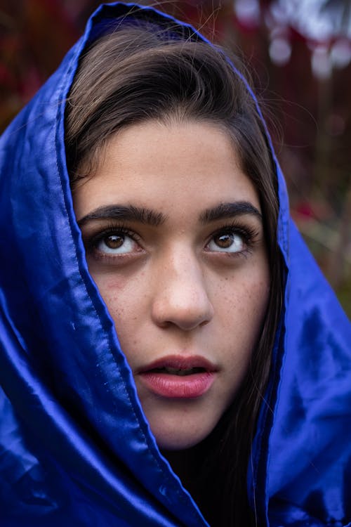 Femme Portant Un Foulard Bleu