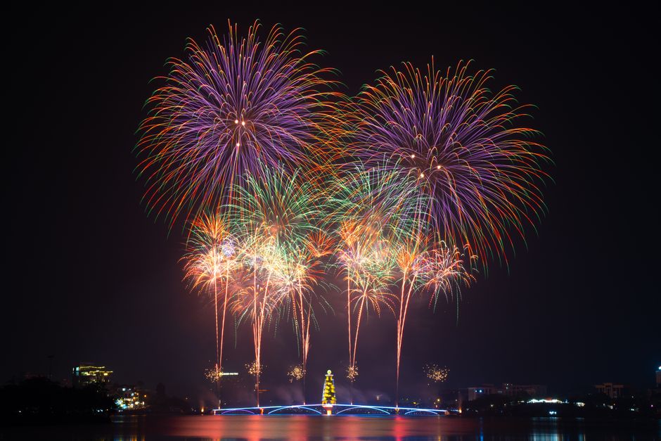 カラフルな花火が夜の都市の景観の上で見事に爆発します。