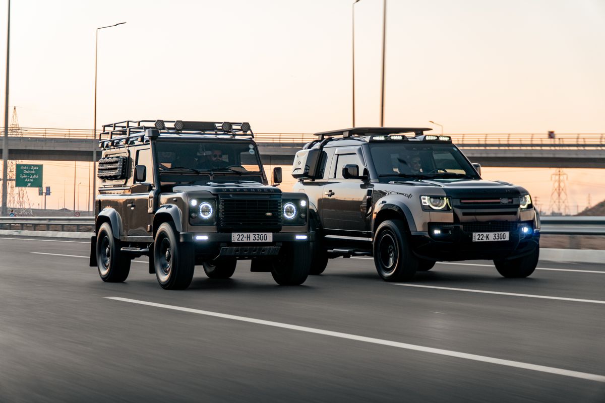 land-rover-defenders-on-the-street-free-stock-photo