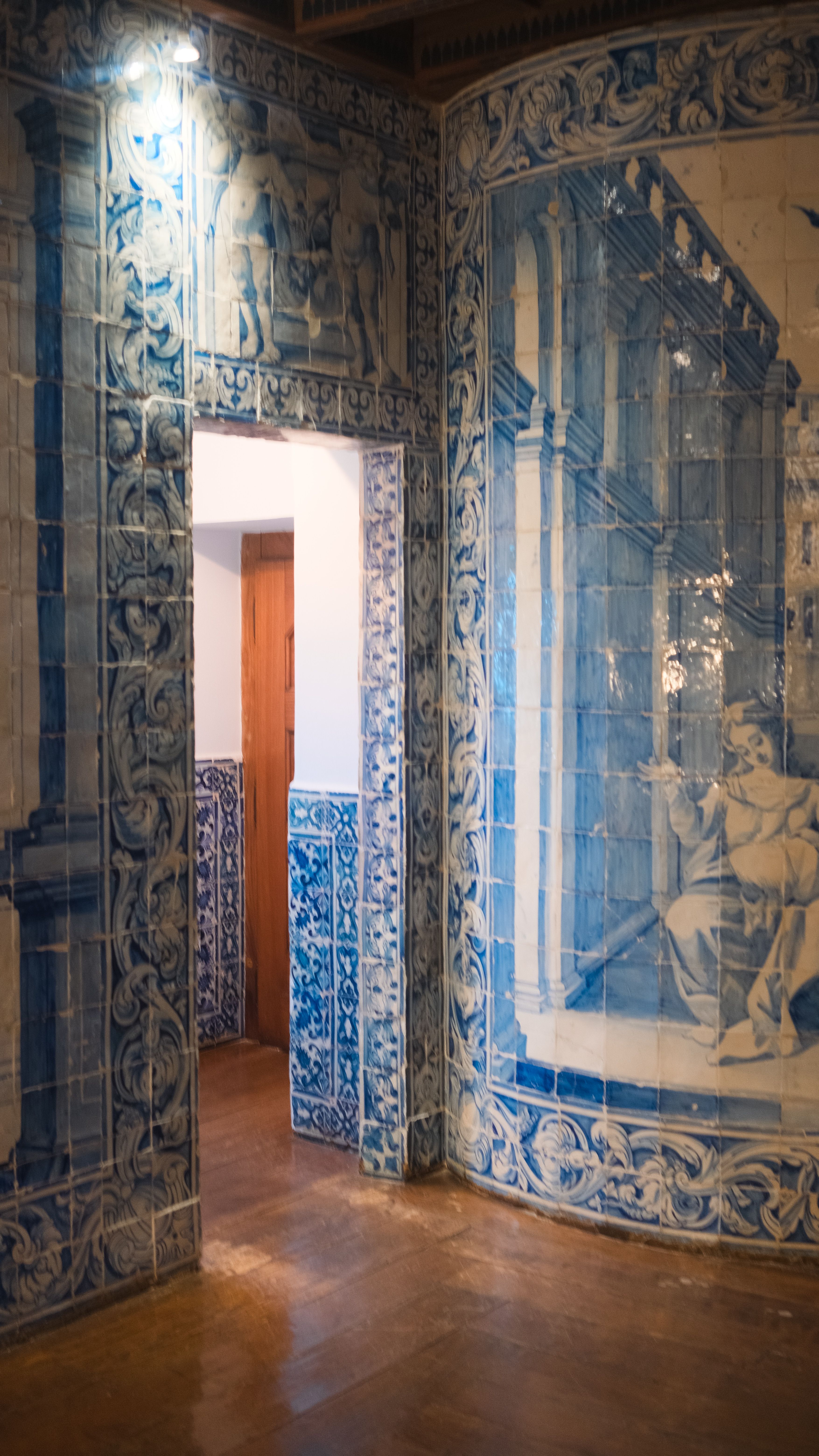 Fotomural Hermosa escena interior con azulejos ornamentados en Cascais, Portugal.