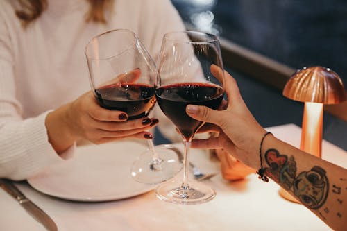 Darmowe zdjęcie z galerii z alkohol, czerwone wino, kobiety