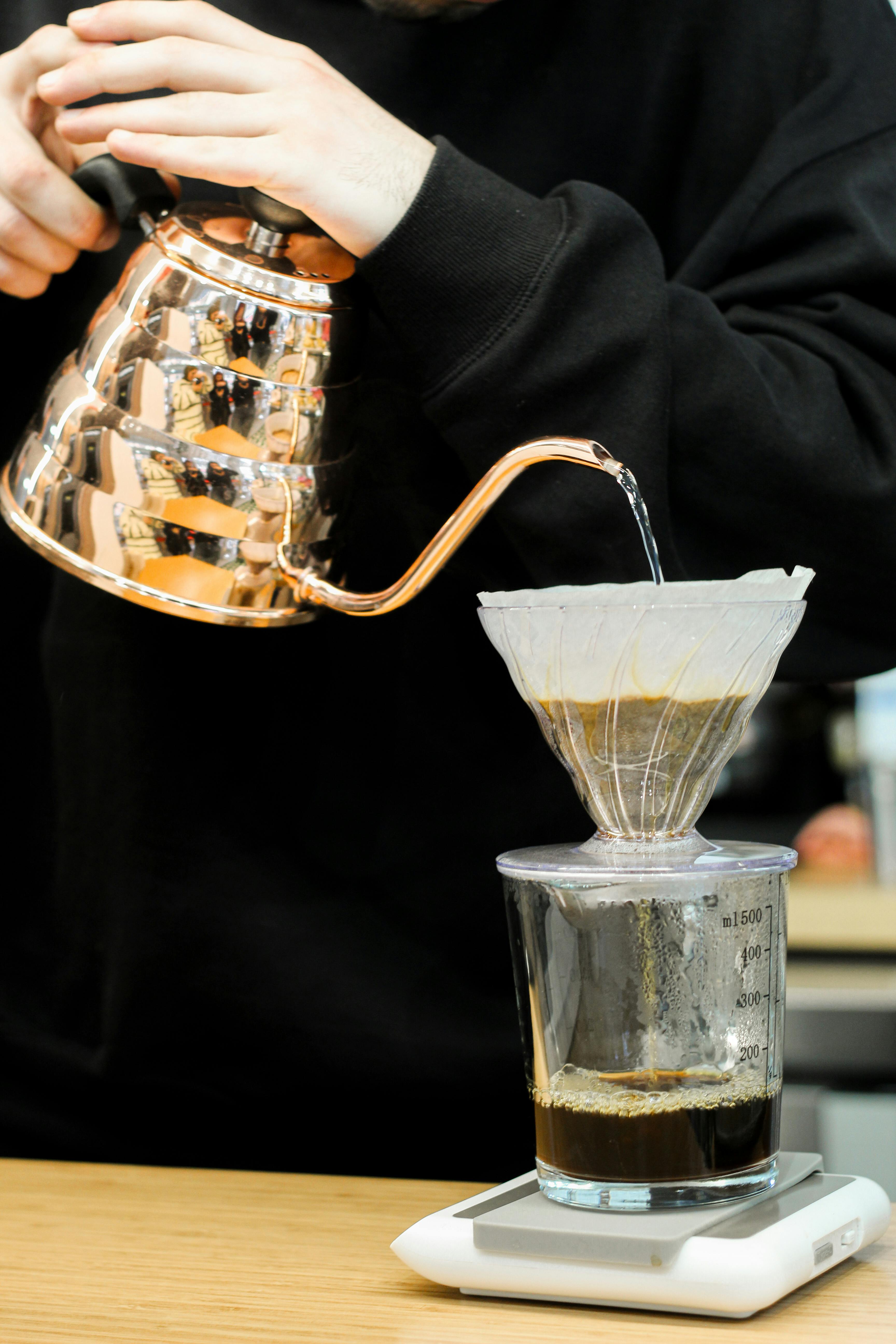 Pour over de café con tetera de cobre y filtro v60