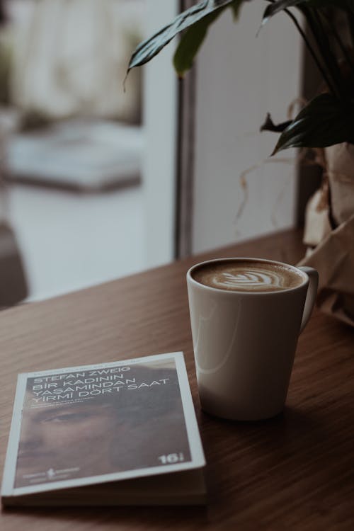 cappuccino, dikey atış, Fincan içeren Ücretsiz stok fotoğraf