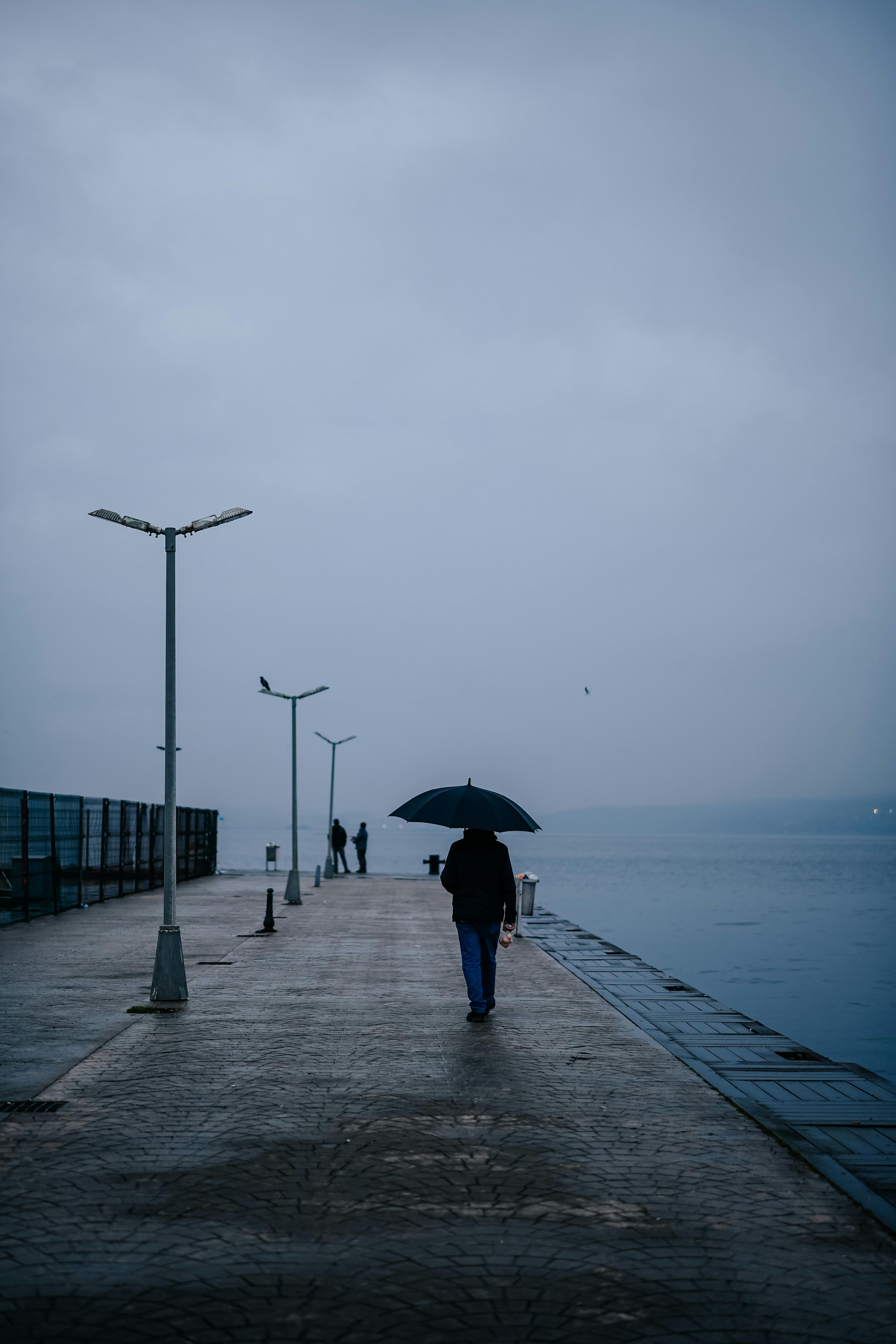 Instantané de rue en gros plan avec membres rognés et mouvement, montrant la vie brute