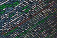 屏幕上显示着彩色编程代码的计算机特写