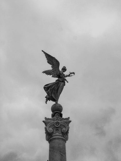 Fotos de stock gratuitas de blanco y negro, escala de grises, escultura de ángel
