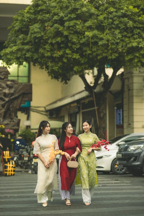 Fotobanka s bezplatnými fotkami na tému Ázijčanky, chôdza, mandarínkové šaty