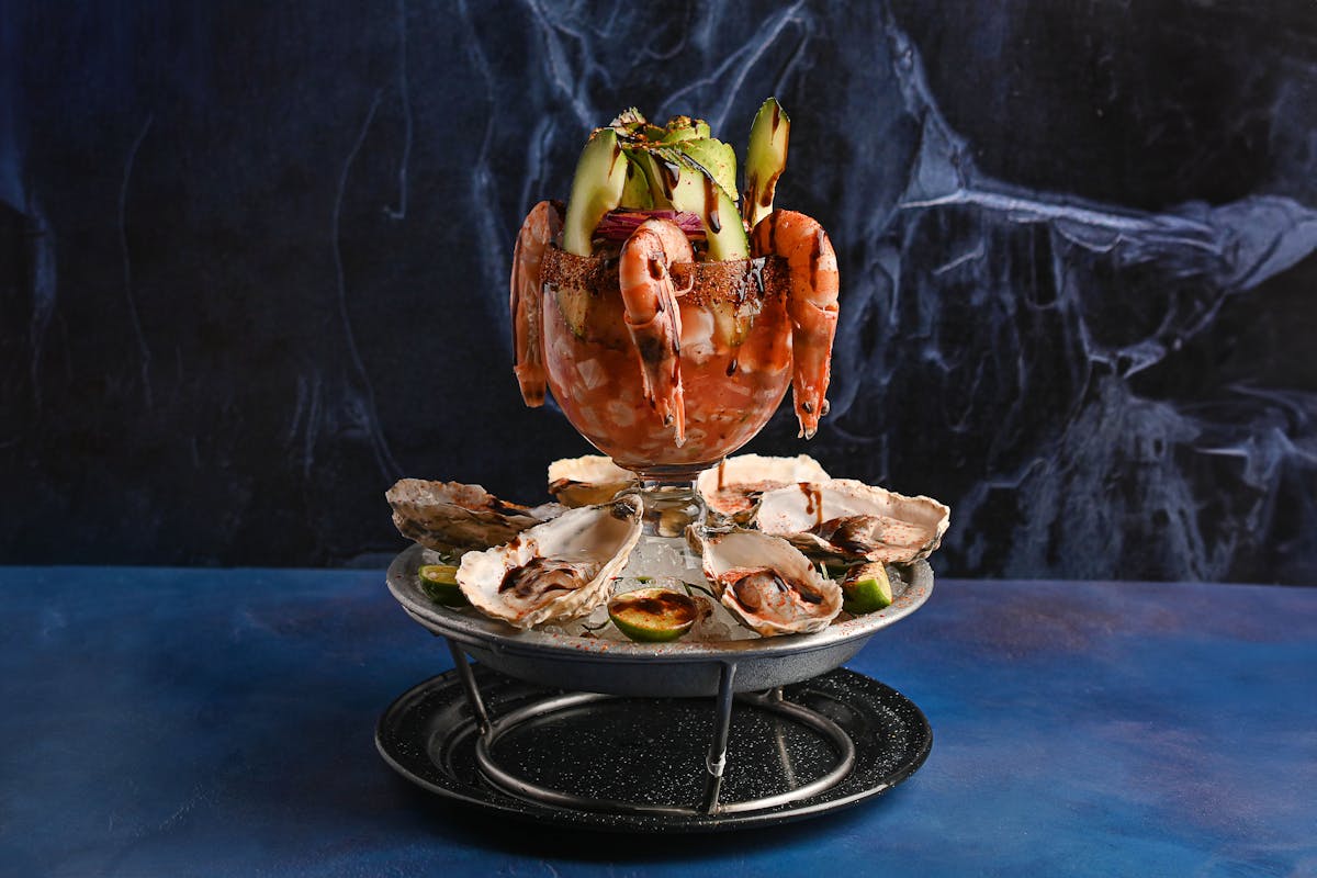 Vassoio di frutti di mare con gamberi e ostriche su ghiaccio