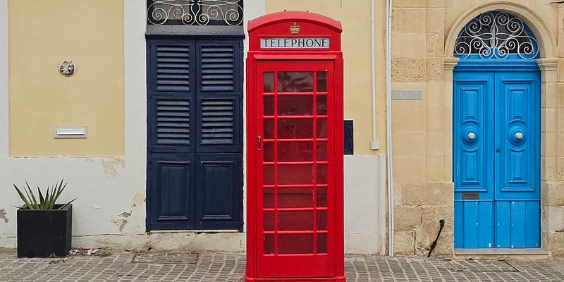Una cabina roja en una calle de Marsaxlokk