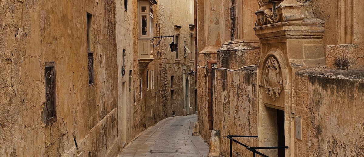 Una calle estrecha del casco antiguo de Mdina