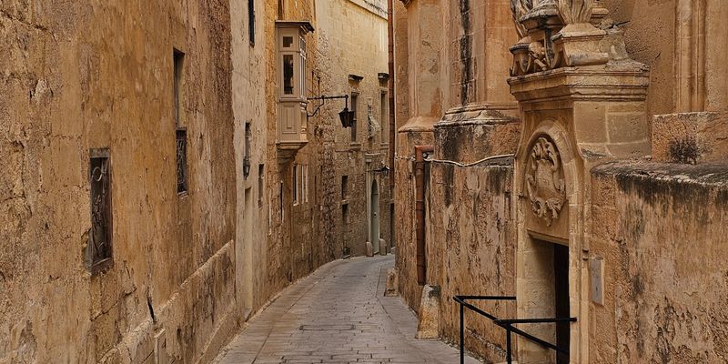 Una calle estrecha del casco antiguo de Mdina
