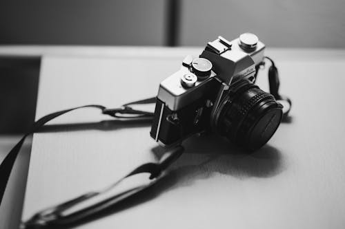 analog kamera, fimcamera, gölgeler içeren Ücretsiz stok fotoğraf