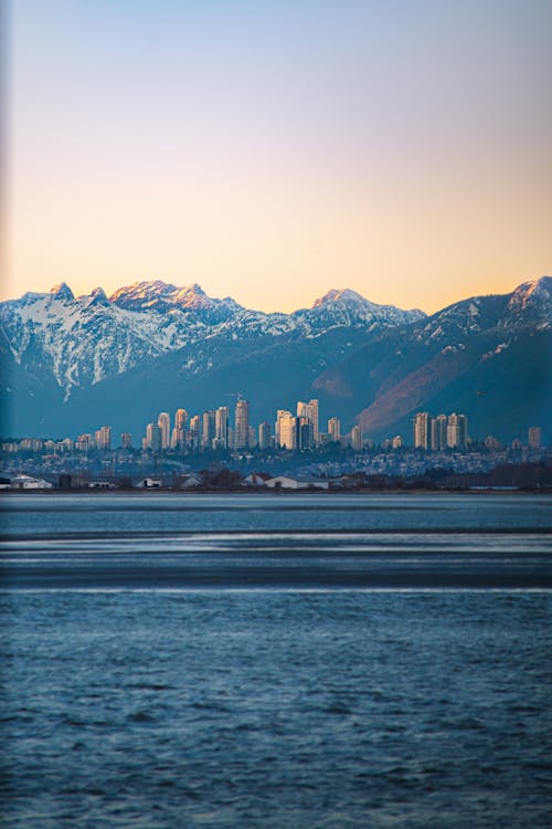 altın rengi gün batımı, dağ manzarası, Kanada içeren Ücretsiz stok fotoğraf