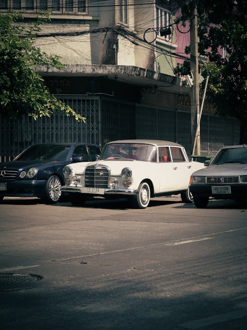 arabalar, bağbozumu, dikey atış içeren Ücretsiz stok fotoğraf