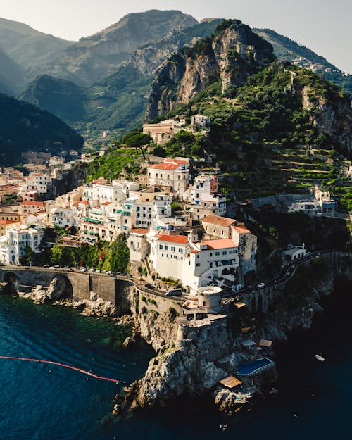 Amalfi kıyıları, binalar, deniz içeren Ücretsiz stok fotoğraf