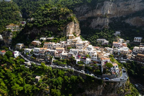 Amalfi kıyıları, dağlar, hava fotoğrafçılığı içeren Ücretsiz stok fotoğraf