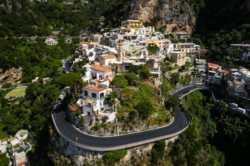 Amalfi kıyıları, amalfi sürücüsü, binalar içeren Ücretsiz stok fotoğraf