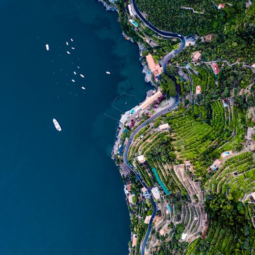 Amalfi kıyıları, hava fotoğrafçılığı, havadan görünüş içeren Ücretsiz stok fotoğraf