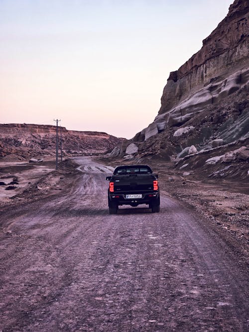 SUV, 바위로 된, 비포장 도로의 무료 스톡 사진