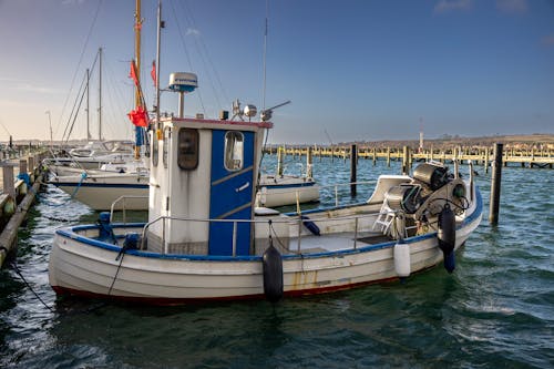 bağlı, balıkçı teknesi, deniz içeren Ücretsiz stok fotoğraf