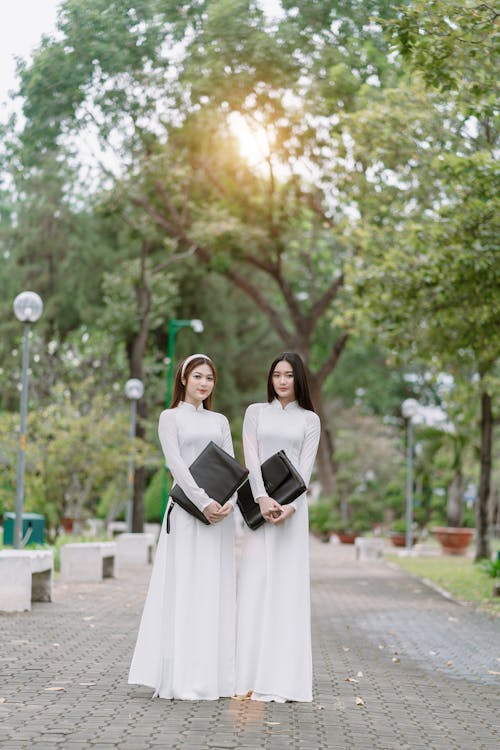 Základová fotografie zdarma na téma asijské ženy, bílé šaty, držení