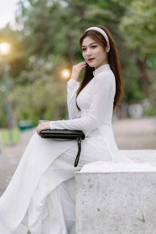 Asyalı kadın, Beyaz elbise, çanta içeren Ücretsiz stok fotoğraf