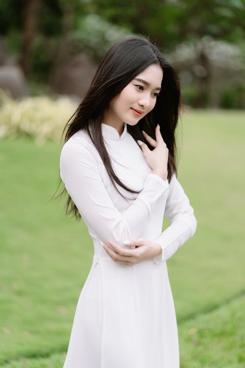 Darmowe zdjęcie z galerii z azjatka, biała sukienka, czarne włosy