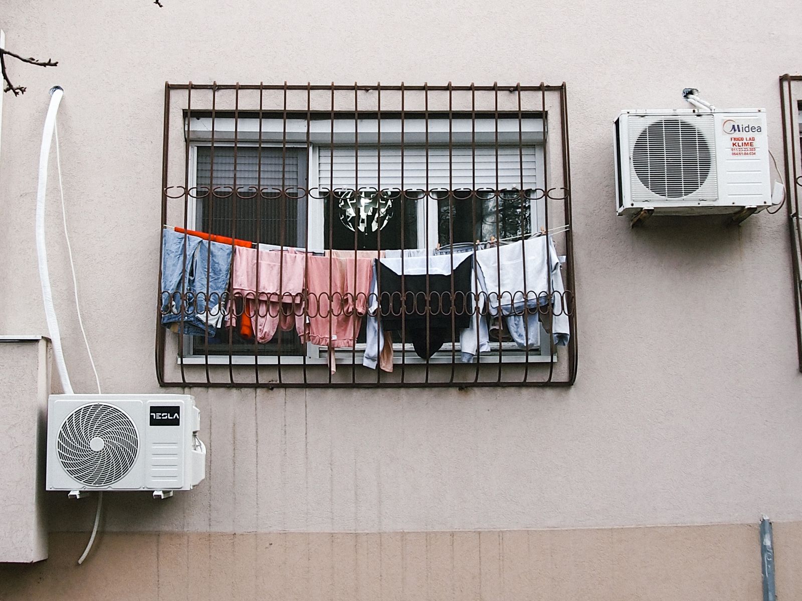 Unités extérieures de climatisation sur une façade résidentielle