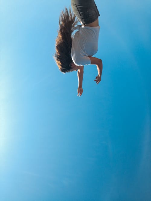 Foto profissional grátis de angelical, asas de anjo, bela menina