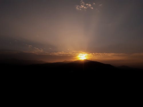 Foto profissional grátis de céu do sol, lindo pôr do sol, menina do sol