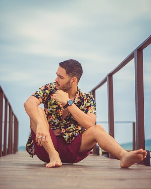 Foto profissional grátis de cais, calção, camisa havaiana