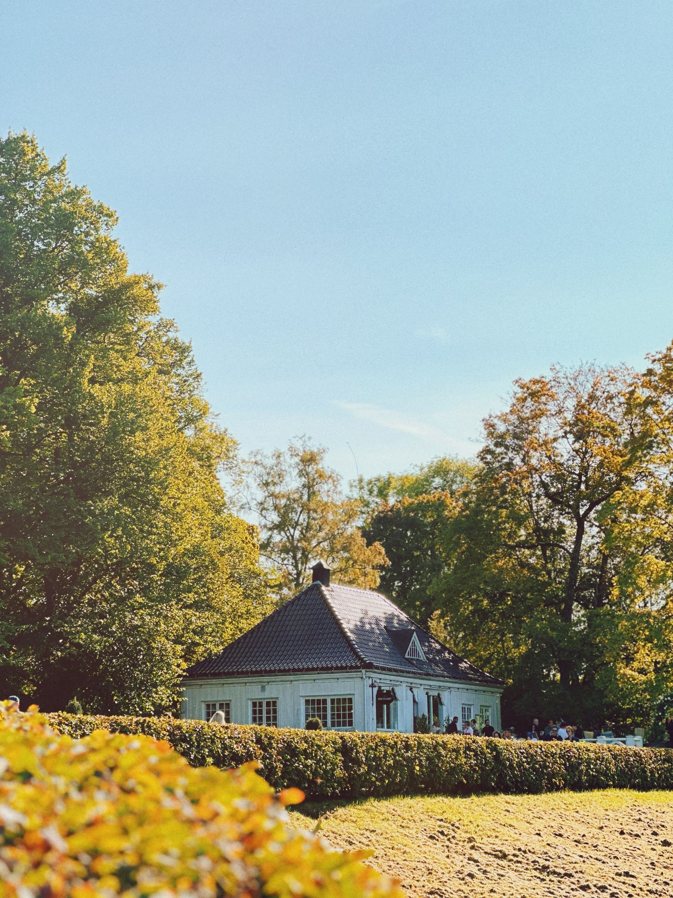Rural Mansion in Autumn · Free Stock Photo