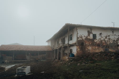 Foto d'estoc gratuïta de abandonat, boira, casa