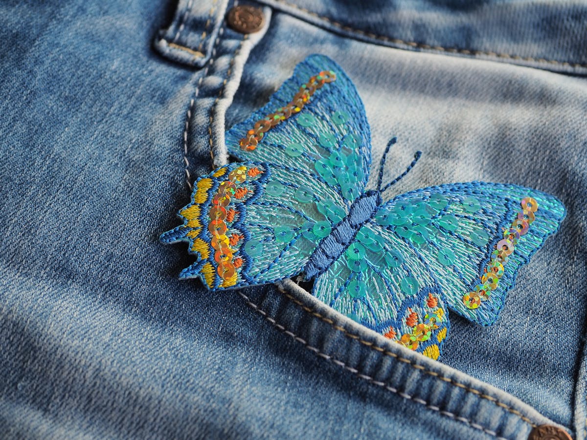 Primo piano di una tasca di jeans con cuciture e trama del denim