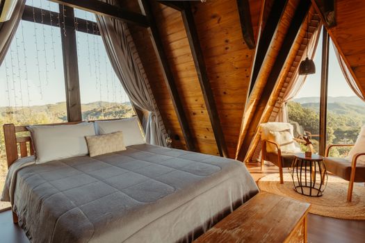 Camera doppia spaziosa con letto matrimoniale e letti singoli