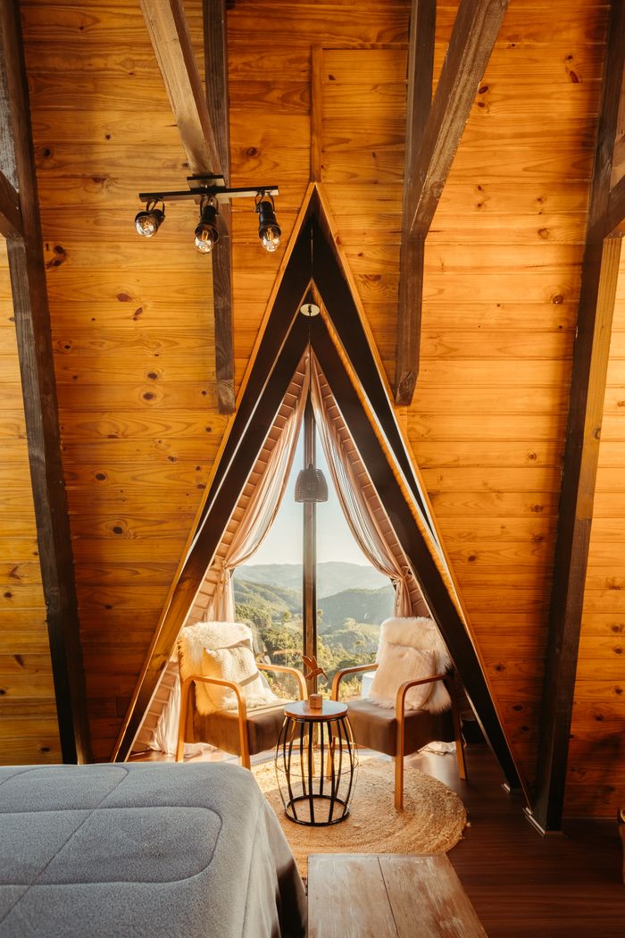 Интерьер A-frame с панорамным окном