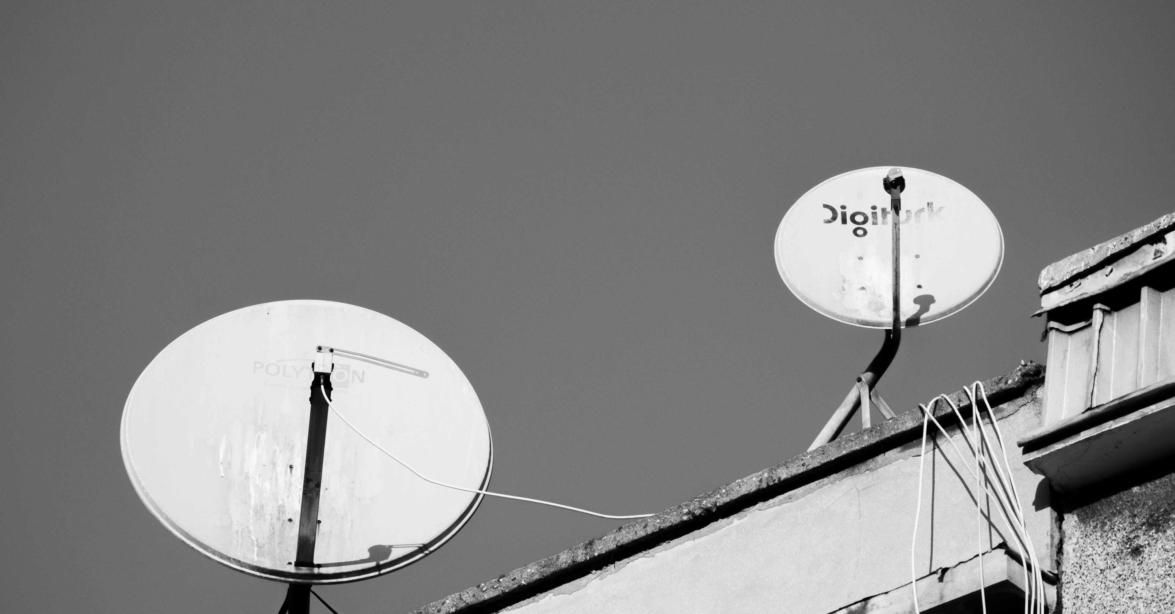 Antena satelitarna na dachu domu