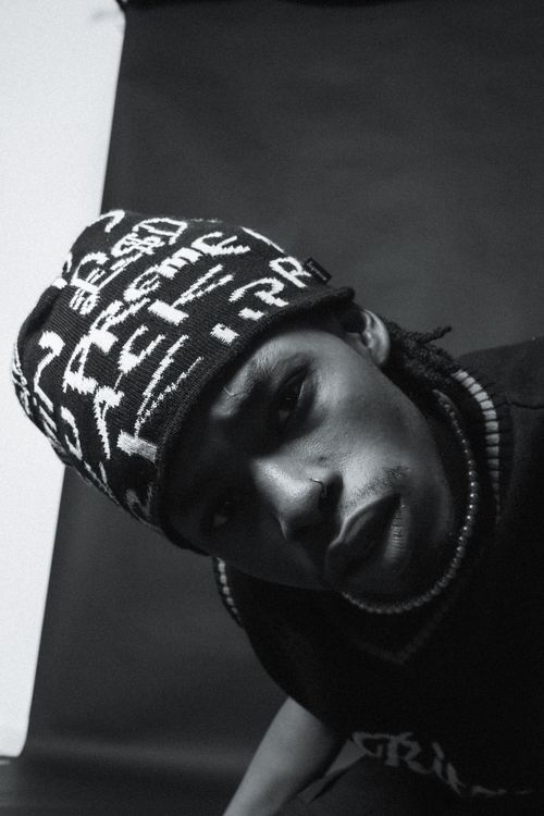 Free Close-up black and white portrait of a young man with a beanie, showcasing urban fashion. Stock Photo