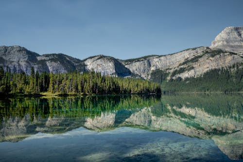 akarsu, dağlar, göl içeren Ücretsiz stok fotoğraf